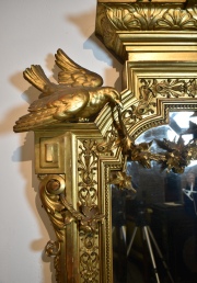 Espejo estilo Luis XVI, Peq. faltante de flecha y ala. Alto: 205 cm. Frente: 124 cm.