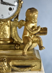 RELOJ DE MESA ESTILO LUIS XVI, de mármol y bronce dorado. Angelitos a los lados. Alto: 40 cm.