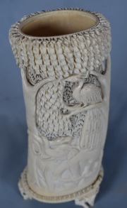 Vaso de marfil, tallado con motivo de rbol rodeado por animales. 26 cm.