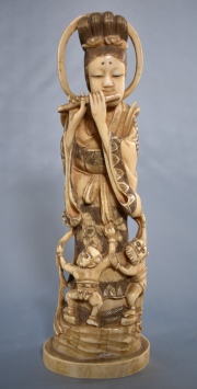 La flautista, talla china de marfil.