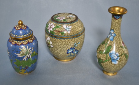 TRES VASOS CLOISONNE, chinos, con decoración polícroma de motivos florales. Alto: 13,11 y 9 cm.