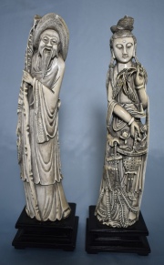 HOMBRE CON VARA y MUJER CON CANASTA, dos tallas chinas de marfil. Alto total: 35 cm. Circa 1900.