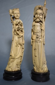 Dos figuras chinas marfil hombre con lanza y mujer con flores. 36 cm. Circa 1890.