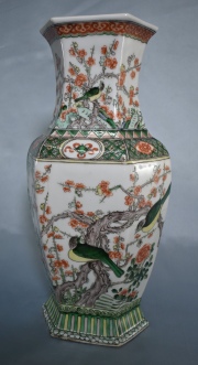 Vaso hexagonal, chino de porcelana con decoración vegetal y pajaros. 40,5 cm.