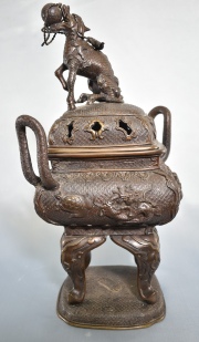 Sahumador chino de bronce con tapa. Alto 38 cm.