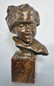 Cabeza de Niño, escultura bronce firmada A. Injalbert, base mármol. Alto con base 28 cm.