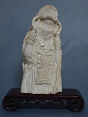 JOVEN ARABE, figura de marfil tallado. Base de madera. Alto: 17 cm. Alto toal: 20 cm.