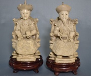EMPERADOR y EMPERATRIZ, par de dignatarios chinos sentados, de marfil. 19 cm.
