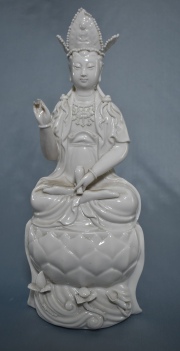 Dama sentada, blanc de chine sobre flor de loto. 30.5 cm