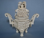 Vaso trípode de marfil con tapa. Asas restauradas. Alto 31 cm. China, circa 1900.