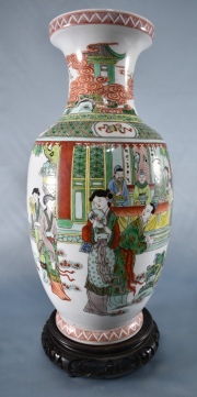 Vaso porcelana, decoración de personajes. chino , con base. Alto: 35 cm.