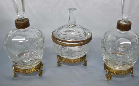 Dos botellones y frasco con montura de bronce dorado.