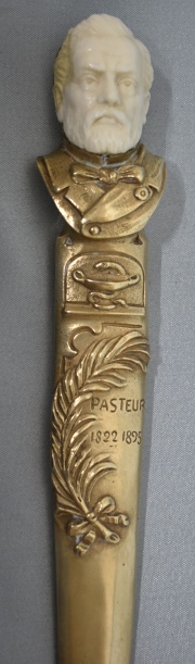 E. Bernaud, Pasteur, abre cartas de bronce. Peq. restauro. 28 cm.