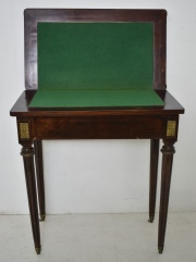Mesa de juego estilo francés, tapa volcable con paño verde. Deterioro