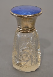 PERFUMERO DE CRISTAL Y PLATA INGLESA, tapa con esmalte azul, pequeñas abolladuras. Alto: 8 cm.