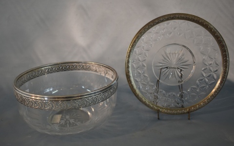 GRAN ENSALADERA CON PRESENTOIR, de cristal tallado con decoración de guirnaldas de hojas. Virolas de plata francesa con