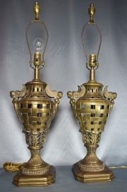 Par de lámparas de mesa de bronce dorado, con pantallas. 85 cm.