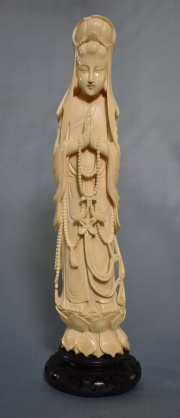 MUJER ORANTE, figura china de marfil tallado. Alto total: 26.3 cm. circa 1900.