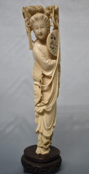 Dama con abanico y mariposas en la cabeza, marfil. Alto total: 32 cm. China, circa 1900.