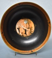 GRAN CENTRO CARLTON WARE STOKE ON TRENT, de cerámica inglesa negra y naranja con niños en paisajes. Diámetro: 25 cm.