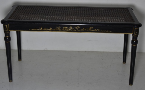 BANQUETA CON CHIONOISERIE, de madera laqueada en negro con realces en dorado. Esterilla superior. Frente: 91 cm. Alto: 4