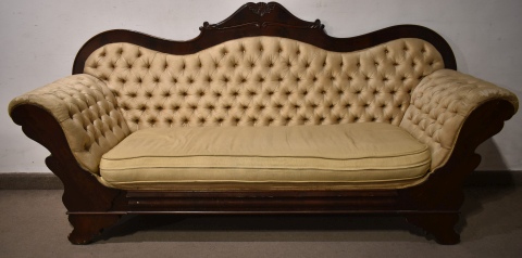Sofa victoriano, 3 cuerpos. Tapizado ocre capitoné. Desgastes.