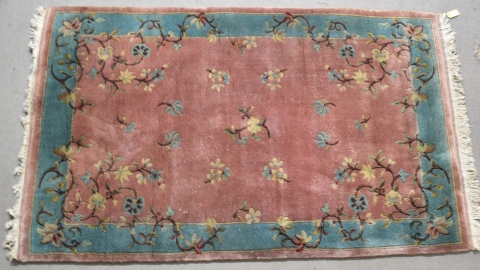 Alfombra de lana con decoración floral, fondo beige, guarda turquesa,199 x 123