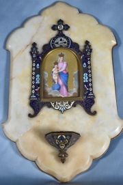 Pila religiosa con Virgen y el Niño, con esmaltes. Alto 42 cm.