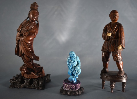 PERSONAJES CHINOS, dos tallas de madera y una cerámica blue de chine. Alto: 25, 23 y 11 cm.