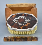Cepillo, peine y espejo Mappin & Webb, con estuche. Frente estuche: 11,6 cm.