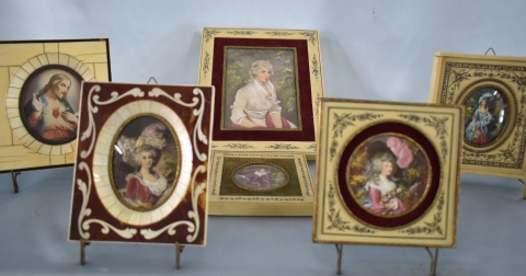 Seis miniaturas con láminas enmarcadas de distintos tamaños.