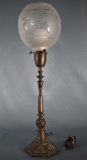 LAMPARA DE MESA, de bronce con tulipa. Alto: 55 cm.