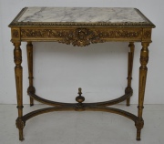 Mesa estilo Luis XVI, pequeñas averías, tapa de mármol. Alto: 77 cm. Tapa mide: 59 x 84 cm.