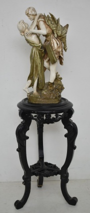 LA VUELTA DE LA CACERIA, figura de faiance, restaurada. Con pedestal de madera ebonizada.