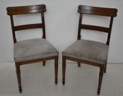 Dos sillas estilo inglés, respado con doble travesaño, asiento tapizado beige.