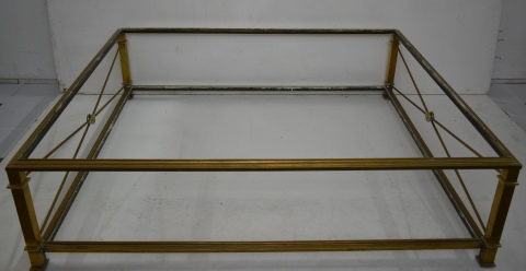 Mesa baja cuadrangular, de bronce con 2 vitreas, pequeña cascadura.