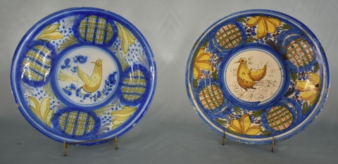 Par de platos cerámica Talavera, decoración de pajaro. Cascaduras. Diám. 30,5 cm.