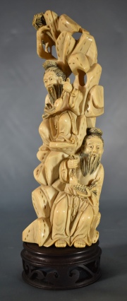 PESCADORES, figura de marfil tallado. Base de madera calada. Alto total: 27 cm.