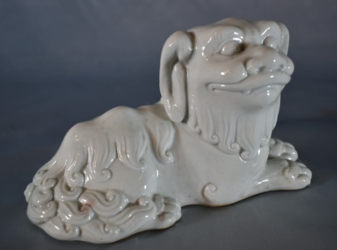 PERRO DE FO EN BLANC DE CHINE, de porcelana. Frente: 22 cm.