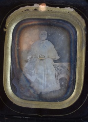 RETRATO DE DAMA Y CABALLERO, el primero daguerrotipo y el segundo fotografía. Enmarcados. Alto: 10 cm y 13 cm.