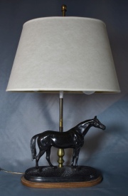 Lámpara, escultura de caballo, patina negra. 63 cm.