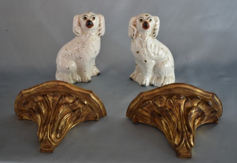 Par de perros de cerámica Staffordshire, Con ménsulas madera tallada y dorada. Uno averiado y restaurado.