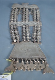 PECTORAL DE PLATA ARAUCANO, cóndores que sostienen a través de cadenas de canevones, placa calada y placa trapezoidal de