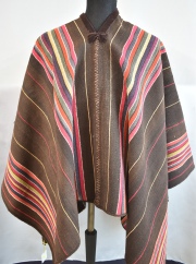 PONCHO ALTOPERUANO, realizado en dos paños con lana de alpaca. Moño de terciopelo marrón.