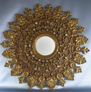 ESPEJO PERUANO DE ESTILO COLONIAL, de madera tallada y dorada con decoración de flores.Diámetro total: 74 cm.