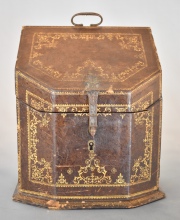 PAPELERO P. LAURENT, en forma de caja forrada en cuero, con compartimentos en su interior. Desperfectos. Marca de P. Lau