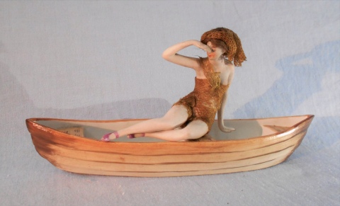 JOVEN EN BOTE, figura Art Deco de porcelana de biscuit policromada Galubba & Hoffman. Numerada 9629. Largo: 17, 3 cm