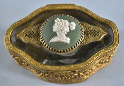ALHAJERO DE BRONCE, tapa de cristal con perfil femenino clsico de porcelana de biscuit. Frente: 11,2 cm.