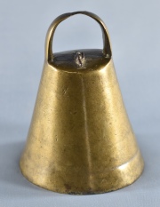 CENCERRO, de bronce, con badajo. Alto: 11 cm.