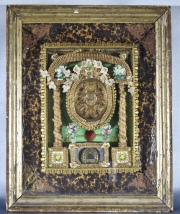 RELICARIO BOLIVIANO, en forma de templo enmarcado. Rememorando a diversos santos. Mide: 29 x 22 cm.